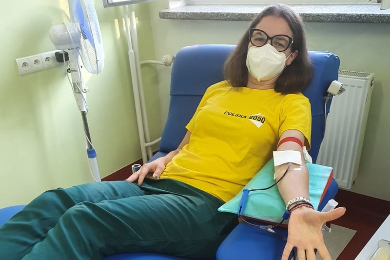 wioleta tomczak podczas oddawania krwi