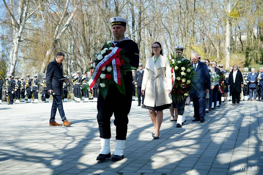 Wioleta Tomczak składa wieniec